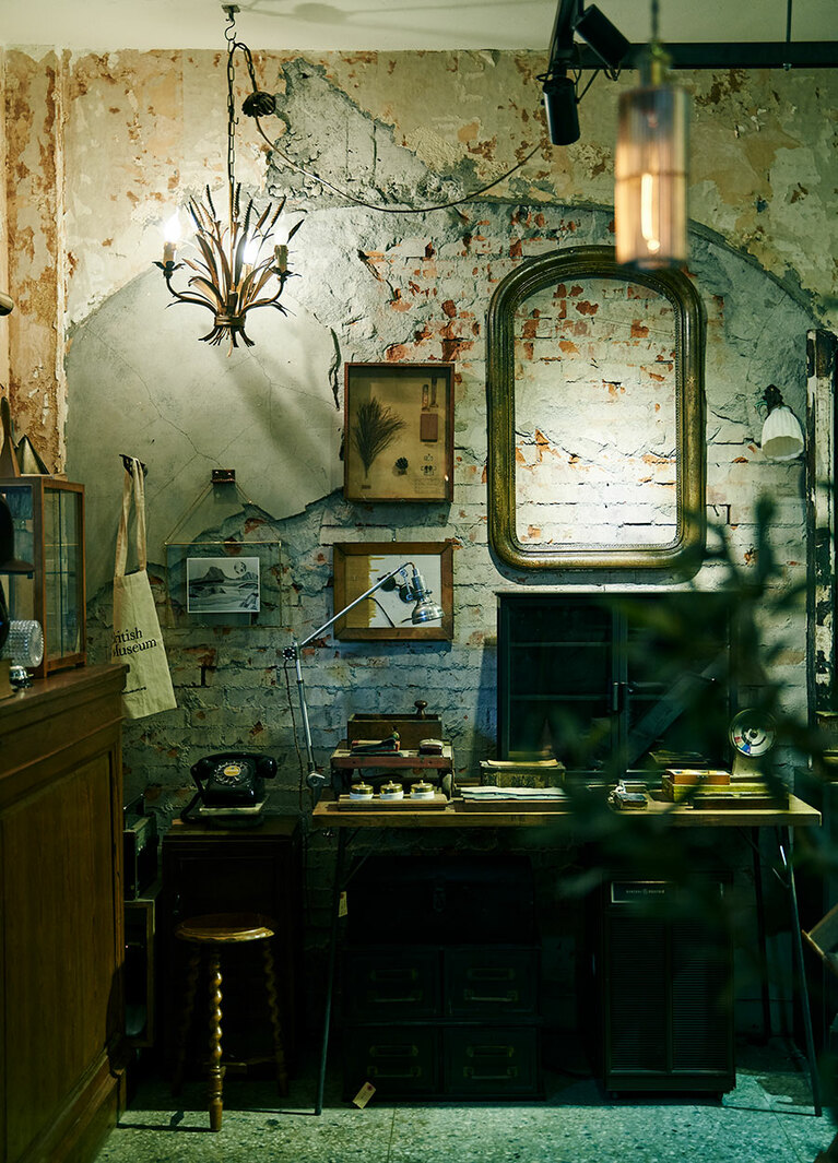 絵のフレームが飾られた壁、ガラスシェードの照明などセンスを感じる店内。