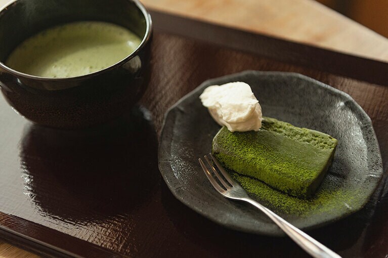「抹茶テリーヌ」1,000円。テイクアウトは1本3,000円、1枚250円。