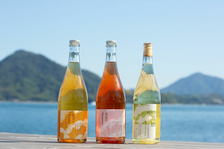 左から、「2021 Touha サンセミヨン(白・泡)」「2021 Hanami メルロ(ロゼ・泡) 」「2021 三原 ソーヴィニヨンブラン/ セミヨン(白)」。
