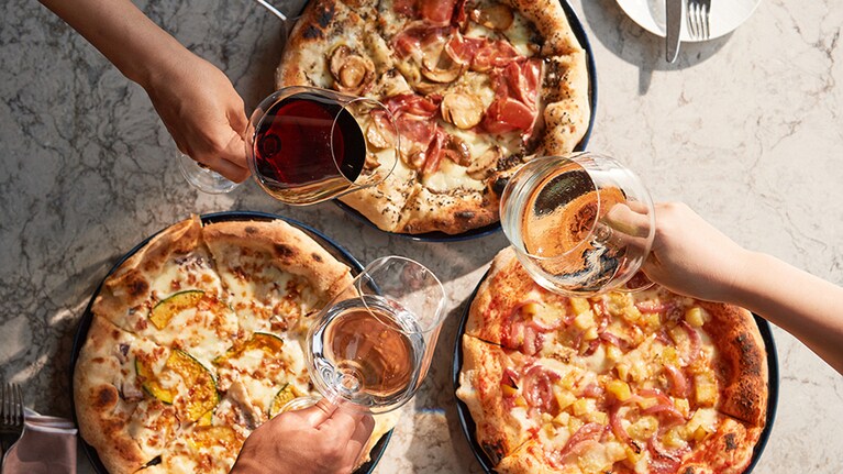 生地発酵からこだわり、窯の温度や絶妙なタイミングで焼き上げるピッツアは、2,800円（税・サ込）～。