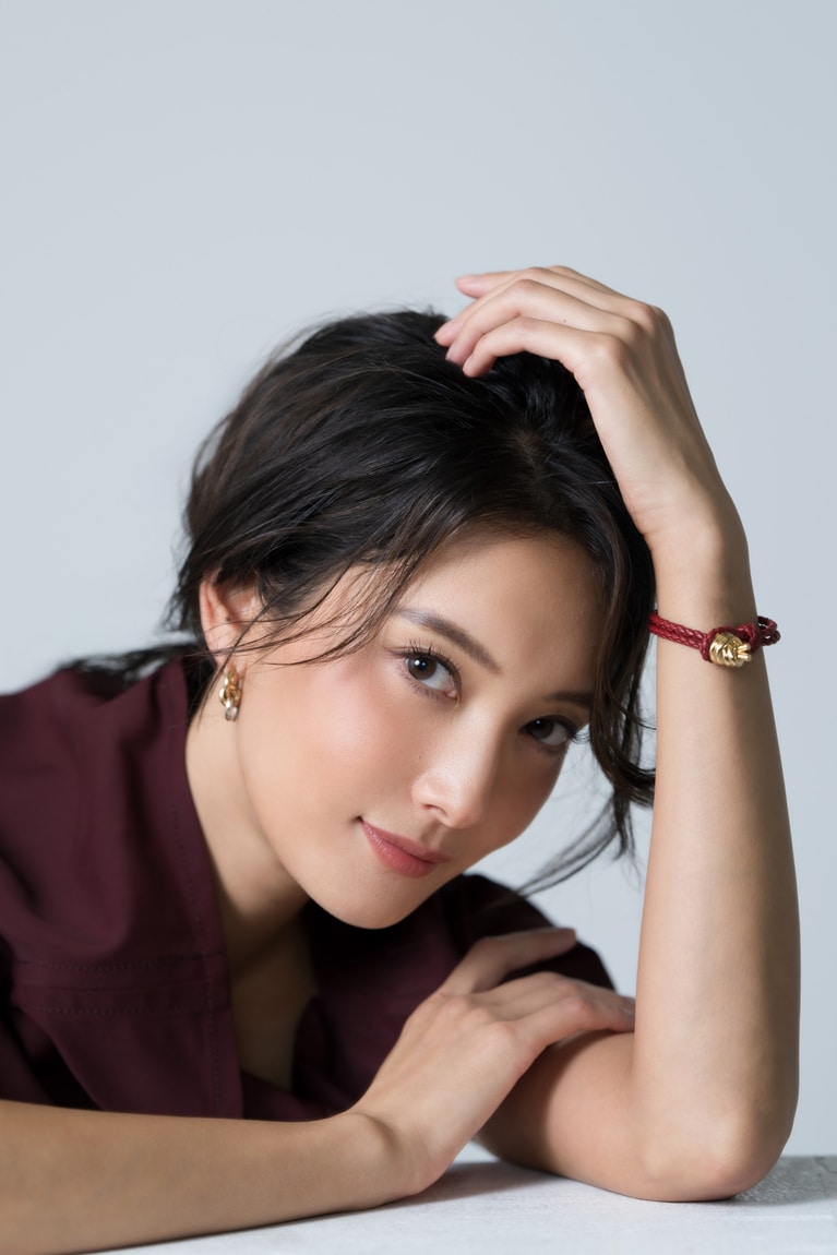 シャツ 173,000円、スカート 255,000円、ブレスレット 82,000円、イヤリング 109,000円／すべてボッテガ・ヴェネタ（ボッテガ・ヴェネタ ジャパン 0120-60-1966）　シューズ／スタイリスト私物