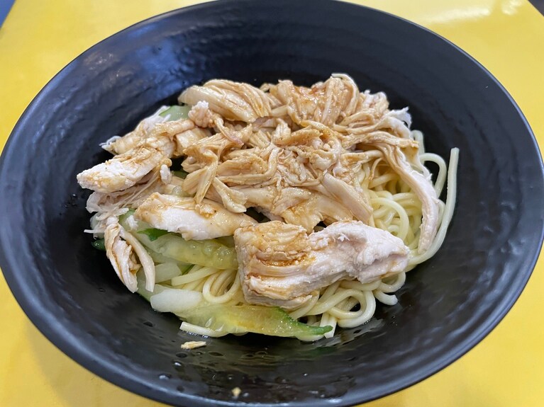 写真は小（75元）。このほか、台湾風冷やし中華の涼麺に鶏肉を添えたものや、鶏ベースの出汁で作った各種スープも揃っています。