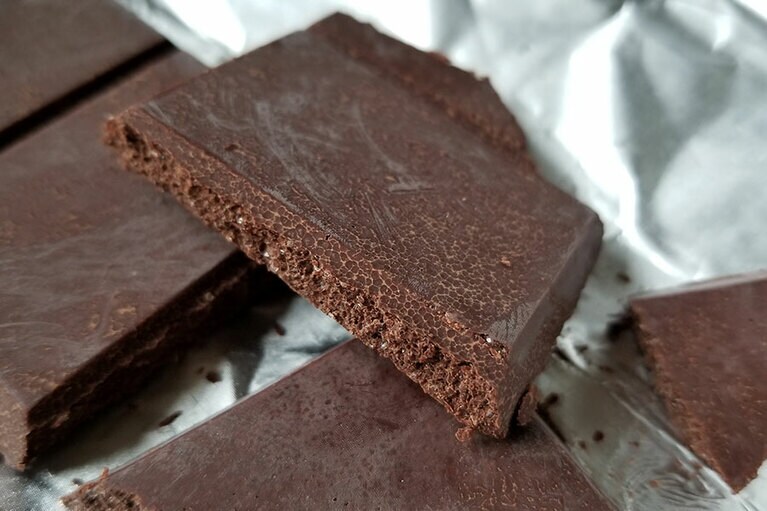 ジャリジャリとしたモディカチョコレートの断面。カカオと砂糖の結晶がしっかりと見えます。