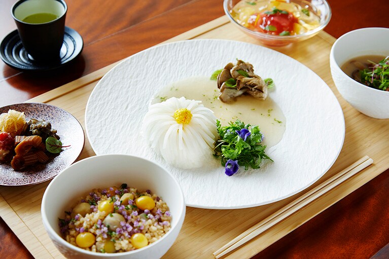 【6:00 pm／「SHOJIN」で心身をいたわるディナー】夕食には、精進の考えをベースにした特別なメニューをルームサービスで。食材はすべて添加物などを使用しない、植物由来のナチュラルなもの。塩や砂糖も天然由来、揚げ物や炭火グリルなどの焦がし調理法を避けるなど、徹底したこだわりによって生み出される料理の数々に感激……。