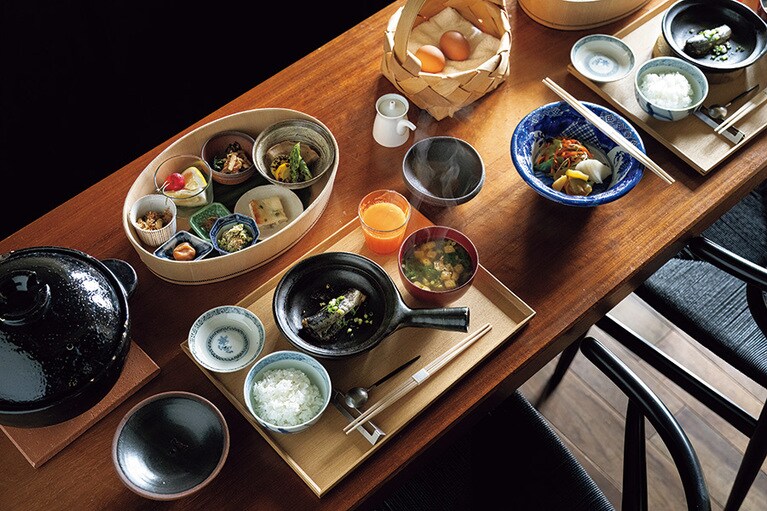 雪国ならではの発酵・保存食文化を取り入れた体に優しい朝食が届く。夕食は「里山十帖」の星獲得ダイニングにて。（里山十帖 THE HOUSE IZUMI　新潟）