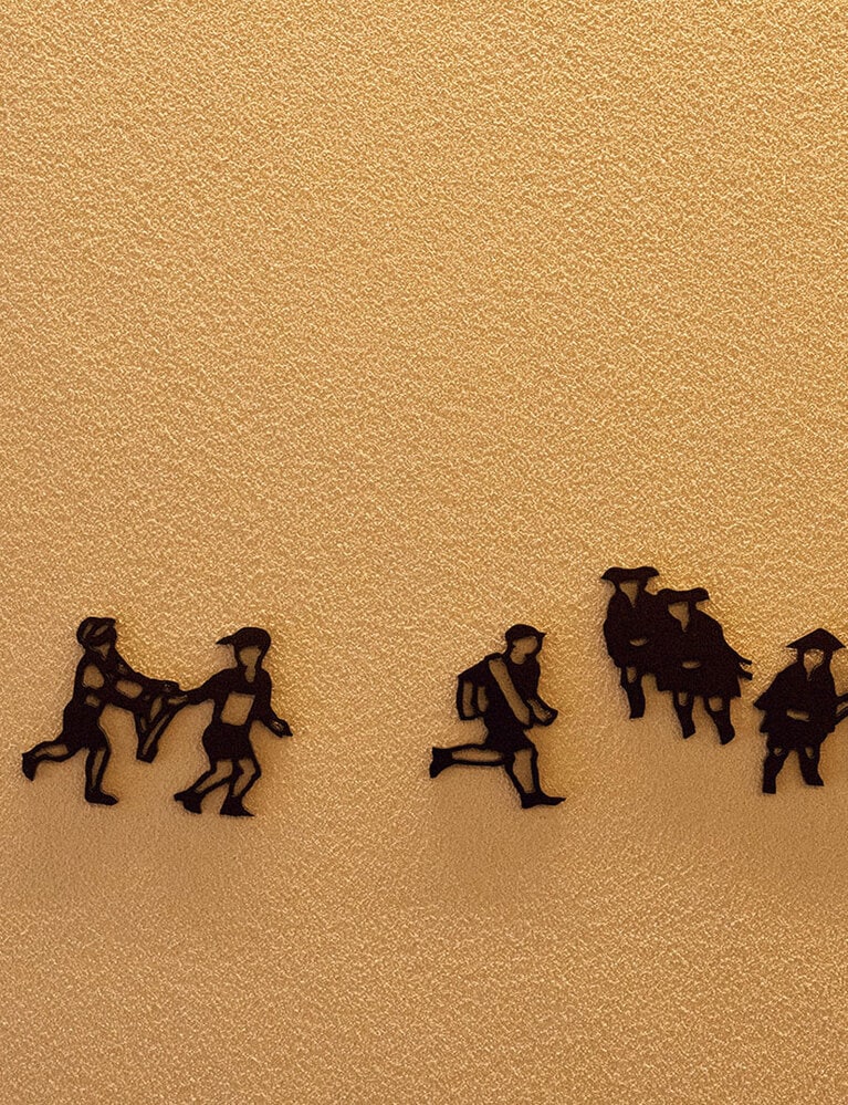 大浴場へのアプローチでは、参勤交代をモチーフにしたアートワークが目を楽しませる。よく見ると箱根駅伝の走者も？