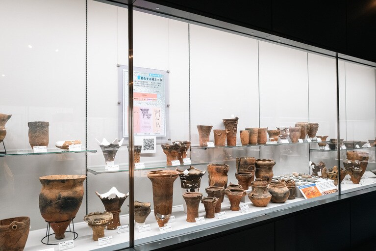 土器のひとつひとつをよく見ると、デザインの独創性に驚かされる。