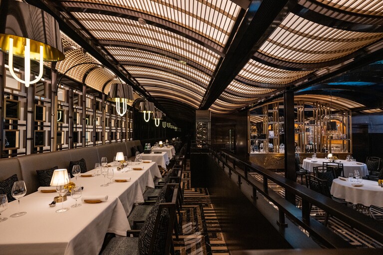 この素敵な空間に合わせて、ドレスコードはランチ、ディナーともにスマートカジュアル。