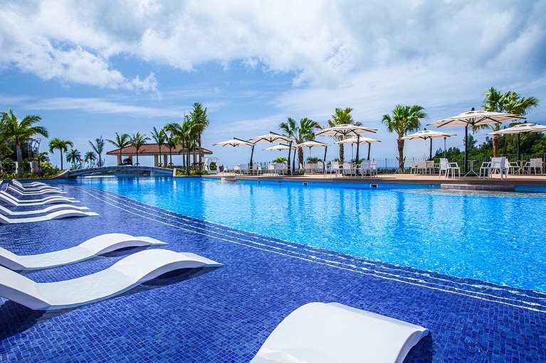 サウナで身体の芯まで温まったあとは、プールサイドで心地よい外気浴を楽しんだり、樽水風呂でリラックスしたり……。