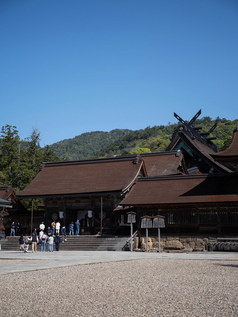 八足門と、その奥に鎮座する御本殿。