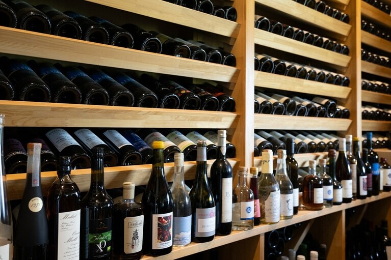 3つあるワインカーブには、フランスとイタリアをメインに、ビンテージワインから自然派ワインまで約4000本。