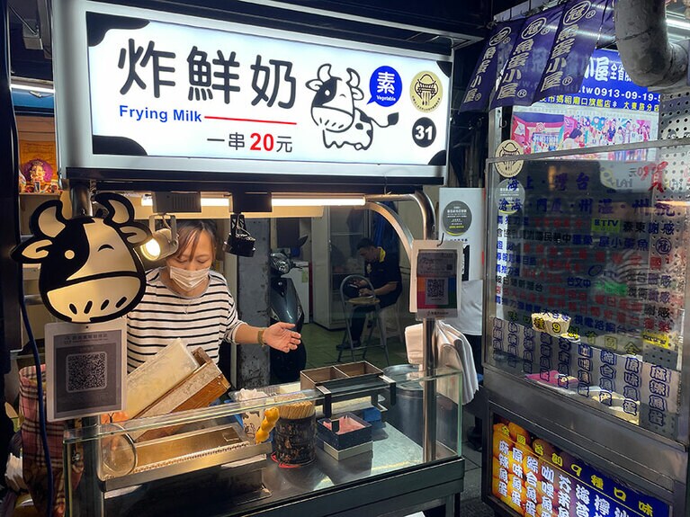 娘さんの店は、駅から美食広場につながる基河路上にあります。