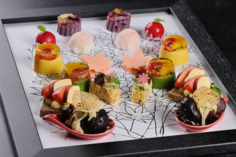 紅葉のアートをスイーツで彩り、目にも舌にもおいしいプレートに昇華。