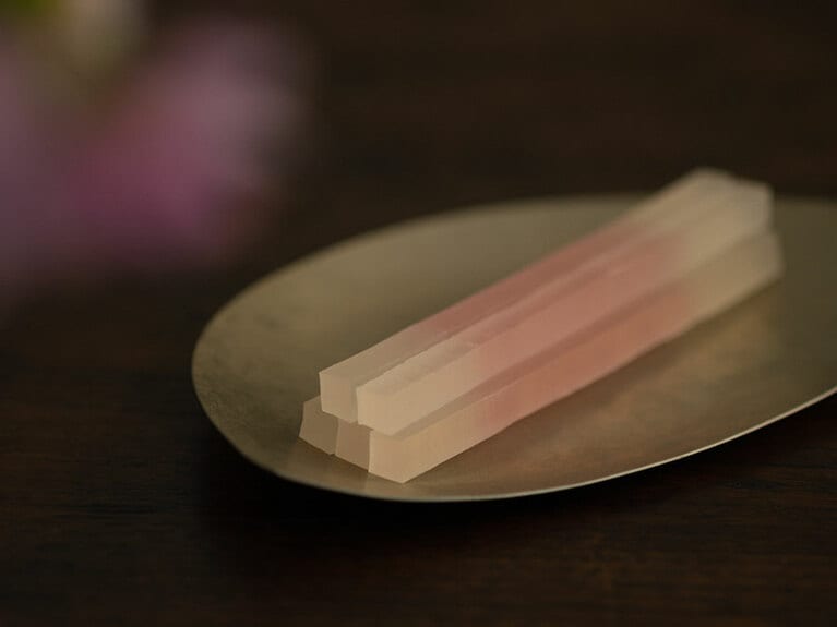 杉山早陽子さん開発「一分｜琥珀糖 -蝶が花の蜜を吸う-」／2,500円。