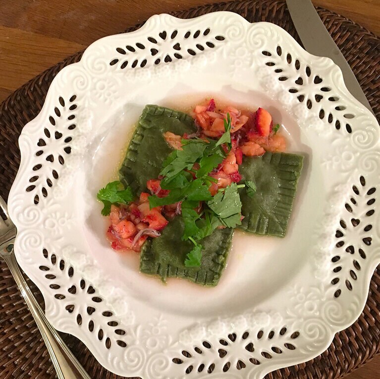 「よもぎのラビオリ苺ソース」。