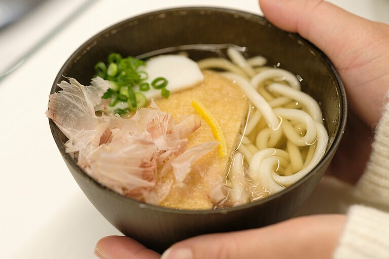 優しい味わいのだしを使ったきつねうどん。