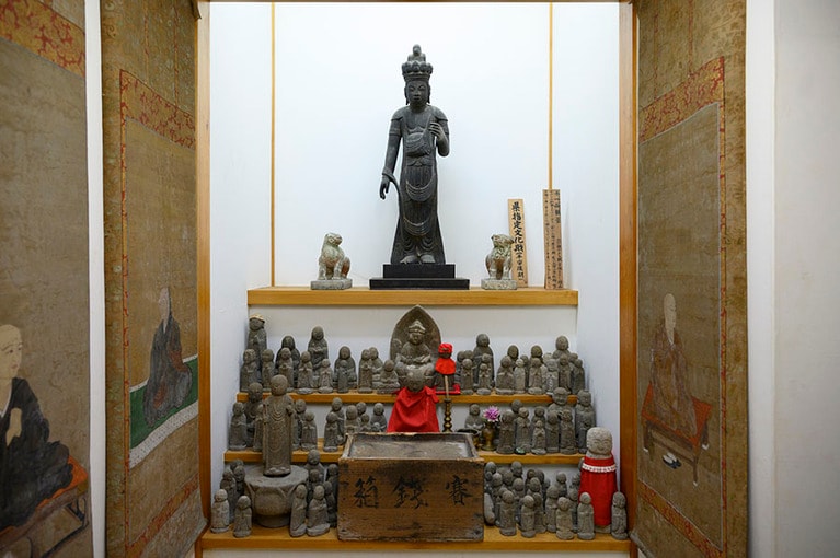 県の指定有形文化財「木造十一面観音立像」は、右手指先が未完成になっているが、歴史的な美術品として貴重。