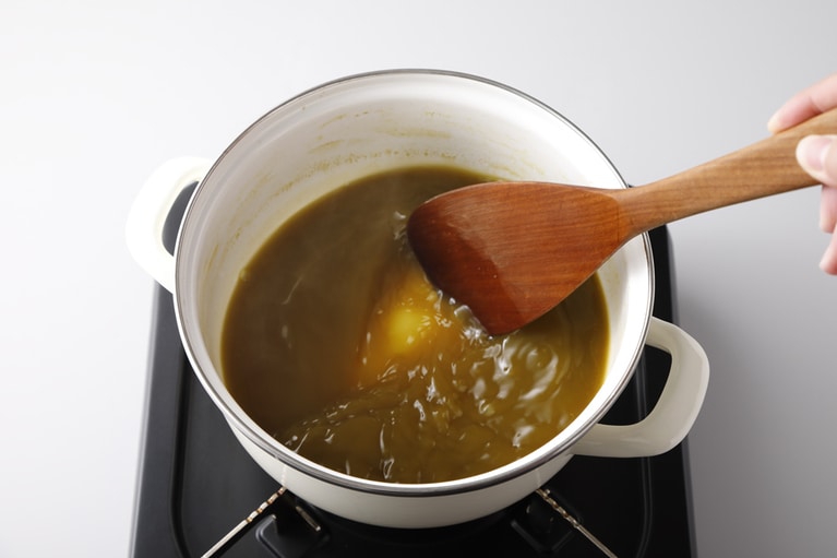 【手順7】煮詰まるとだんだん茶色っぽくなり、とろみが出てくる。鍋底が見えるくらいになったら弱火に落として、さらに水分を飛ばしていく。