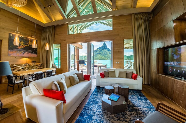 リビングは天井が高く、開放的。壁にカービングされた大昔の天気図など、タヒチらしいモチーフが。