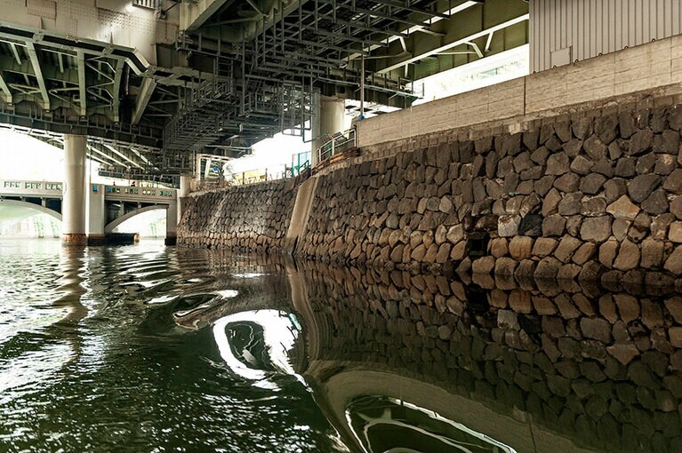 川岸には江戸城由来の石積み。