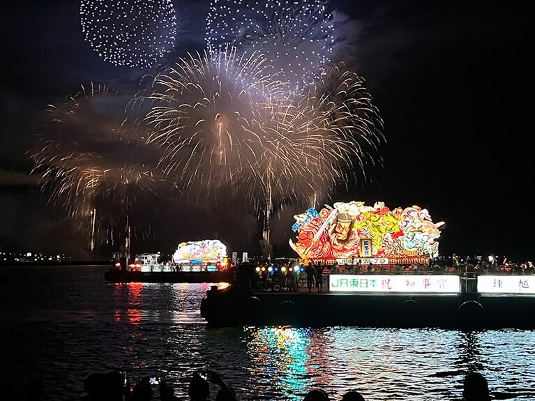 青森花火大会・ねぶた海上運行。