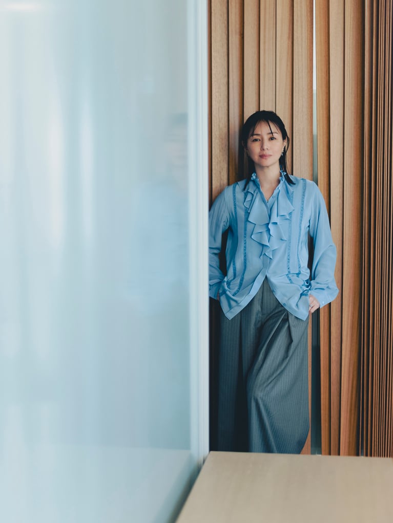 ブラウス 99,000円、パンツ 69,300円／ストラスブルゴ（ストラスブルゴ カスタマーセンター 0120-383-563）　ピアス 451,000円、ペンダントトップ 187,000円、チェーンネックレス 42,900円、リング(左) 308,000円、(右)407,000円／ルドゥテ（03-5489-1377）　シューズ 67,100円／レペット（ルック ブティック事業部 03-6439-1647）