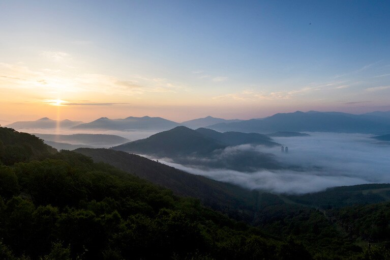 夜明けのゴンドラから。中央右に「ザ・タワー」が見える。