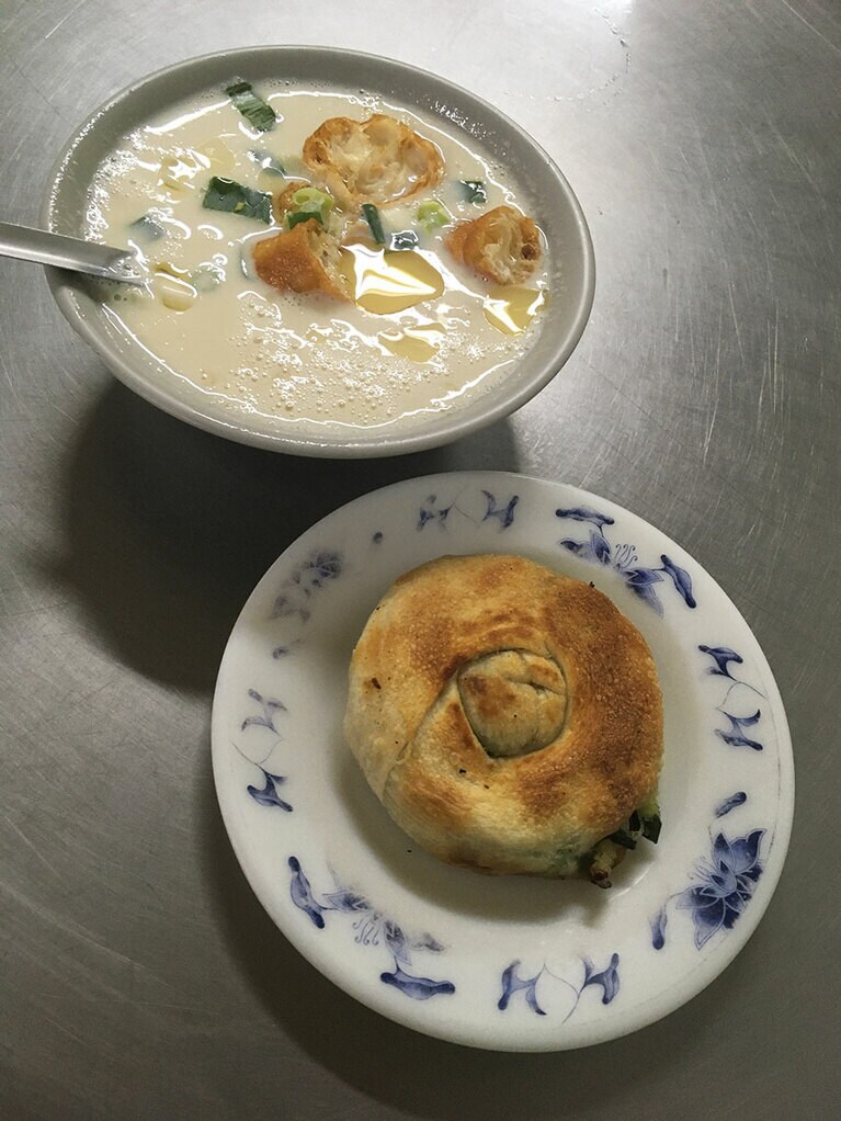 ほとんどの人が注文している、写真奥の鹹豆漿 20元と葱油餅 17元。