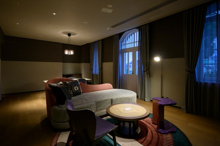 独立したリビングとベッドルームがあるプライベートガーデンテラス付きのスイートルーム。