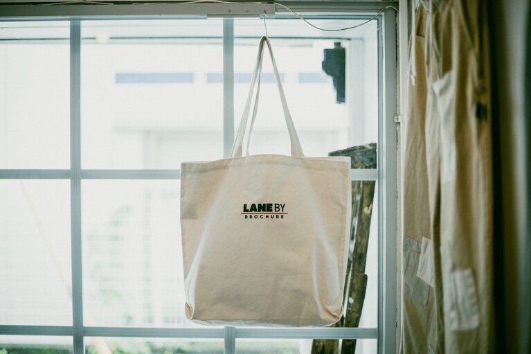 LANE トートバッグ 6,800円。