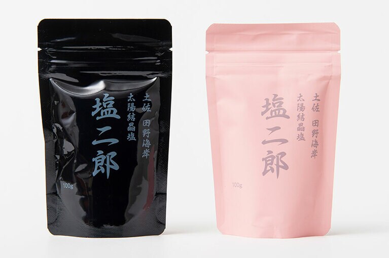 左から、完全天日塩 塩二郎(黒0.2mm) 100g 1,380円、(ピンク0.8mm) 100g 1,980円。一般市場には出回らず東京・銀座「まるごと高知」に不定期で入荷することもある。