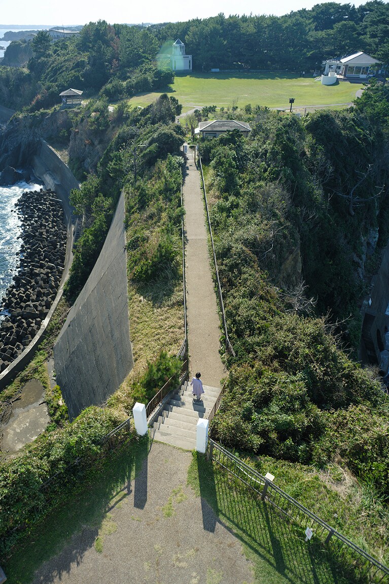 波静かな的矢湾の入り口にあたる安乗岬。先端は断崖と荒磯になっていて、豊かな漁場となっている。