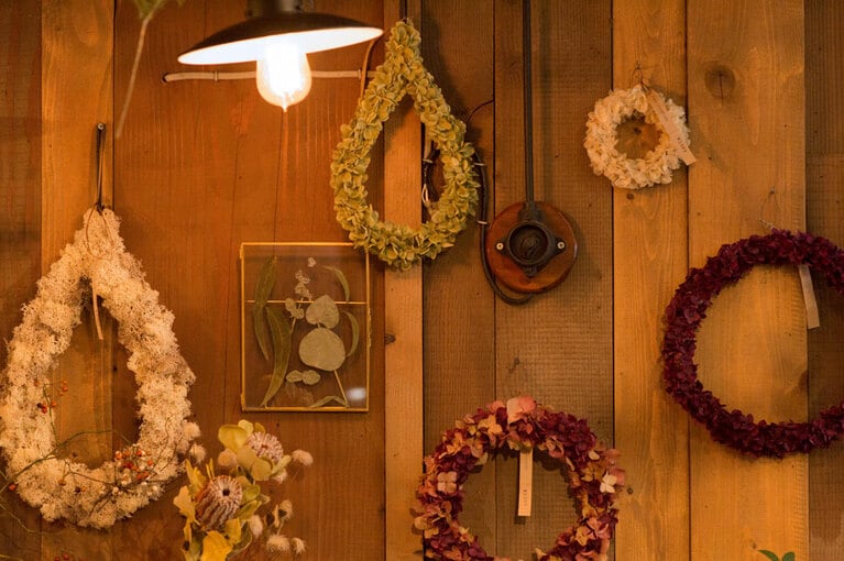 ドライフラワーやリースもいろいろ。目を楽しませてくれる。