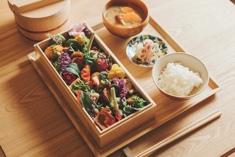 「空潮」朝食：7:00～10:30(L.O. 10:00)／炊き立ておひつご飯と北陸の季節食材でつくる10種の番菜朝食膳 2,530円(税込)　(photo：shuhei tonami)※季節ごとに内容は変更される