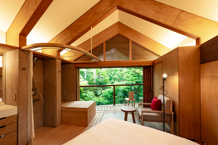 外観、内観に杉や樺など木材を贅沢に使用。ヒノキ風呂つきの客室。