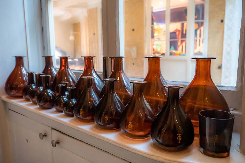 吹きガラスでひとつひとつ制作されたボトル入りのディフューザー・セットは、旗艦店とパリの1店舗のみの限定販売。