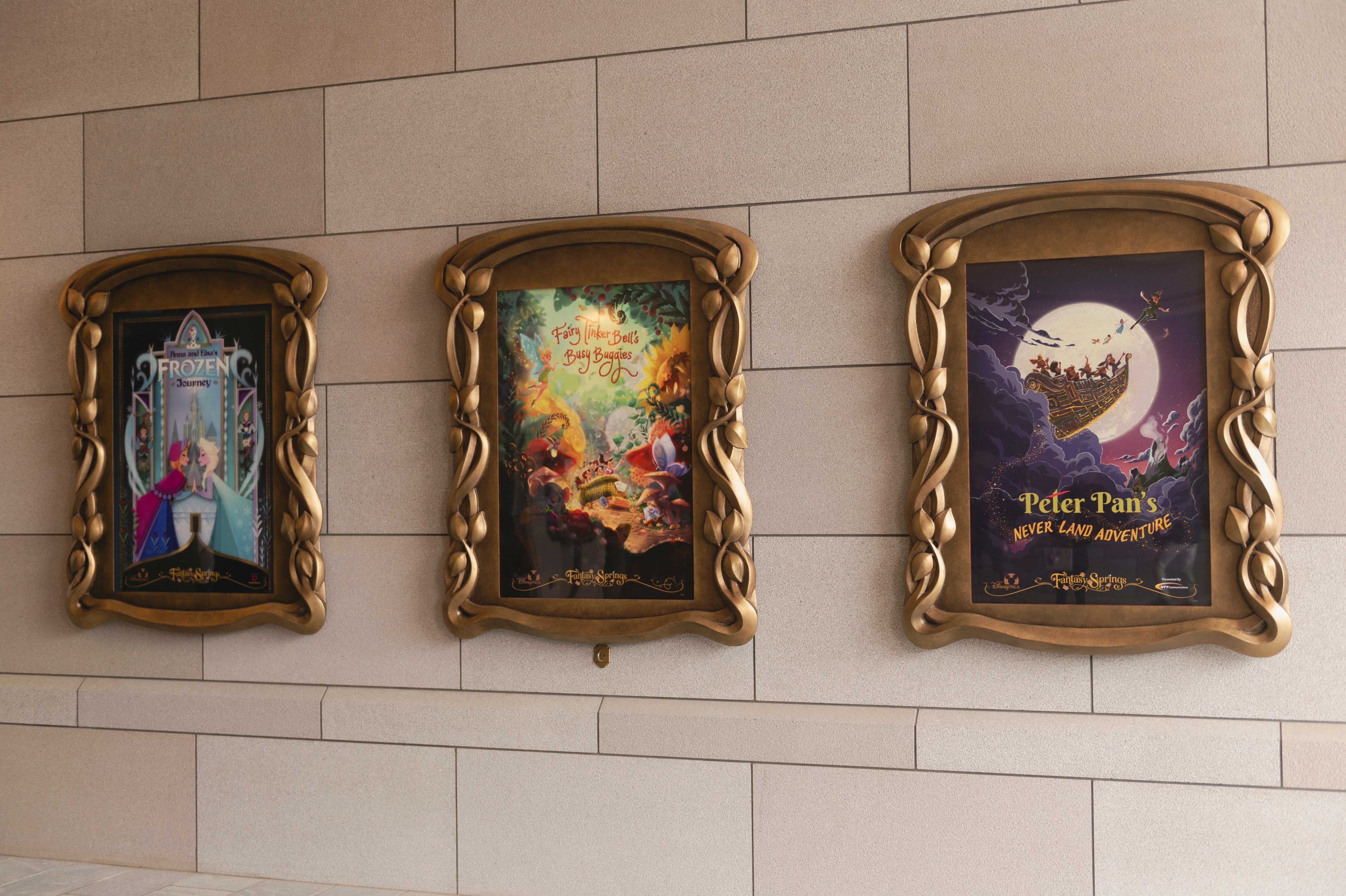 ファンタジースプリングスのエントランスには作品のポスターが並ぶ。