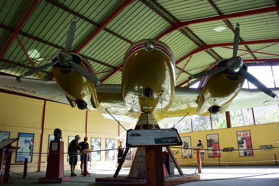 愛機「ジョジョ」が中央に置かれた、ジャック・ブレルの展示。