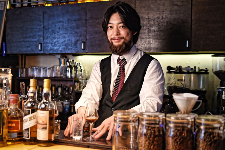 店主の塚田氏はコーヒー歴10年。18歳のときにスターバックスでアルバイトを始めたのをきっかけにコーヒーに目覚め、以降、「ポール・バセット」や「クリッチコーヒー」で経験を重ねてバリスタとしてのキャリアを築いた。コーヒーのサステナビリティを意識し「抽出したコーヒーは1滴も無駄にせず使いきる」という強いコーヒー愛の持ち主。