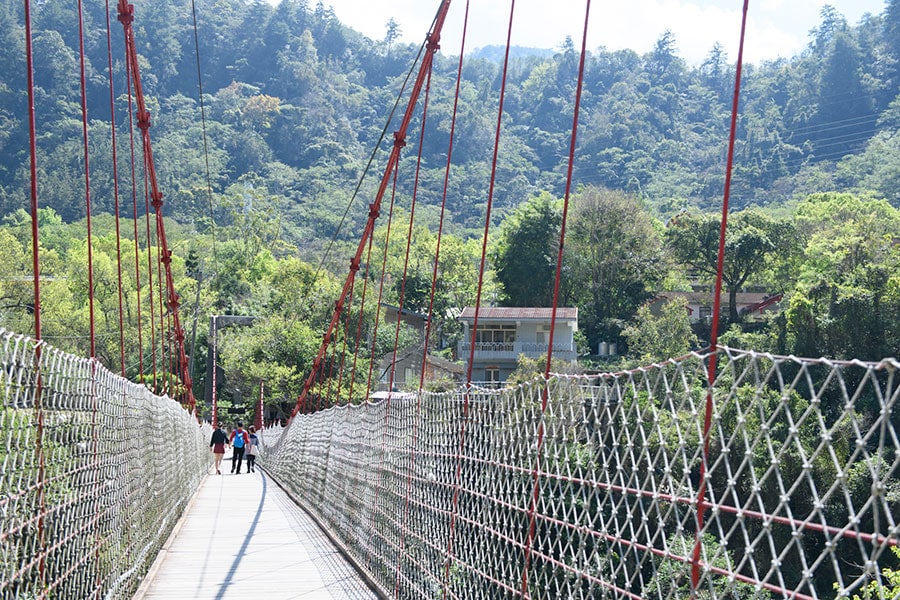 大甲渓に架かるサオライ吊橋を渡って、温泉街の中心部へ。