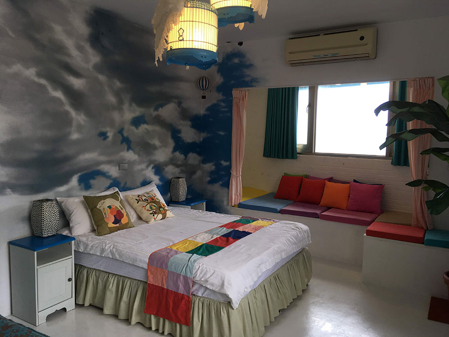 壁一面に空と雲が描かれた客室「Santa Monica（聖塔莫尼卡雙人房）」。