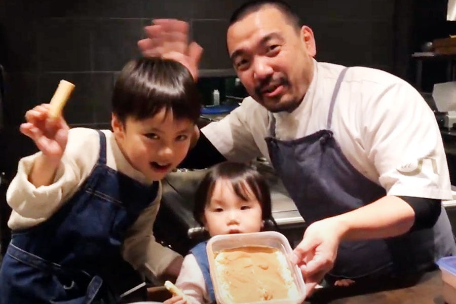 京都・木津川にある「リストランテ ナカモト」の仲本章宏シェフは、子供と一緒に作れるティラミスのレシピを紹介。