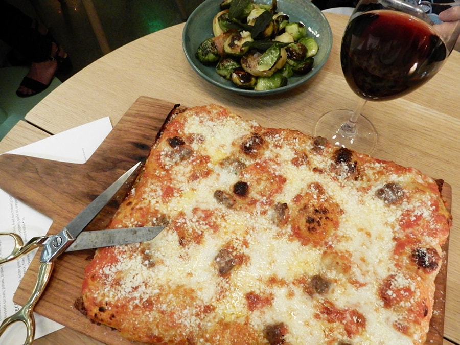 ウィルモッツ・ゴーストは気軽なイタリアン。ハサミでカットして食べるモチモチのピザ。