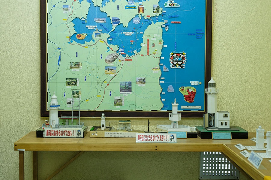 灯台内部には能登観音崎灯台の情報展示コーナーも。