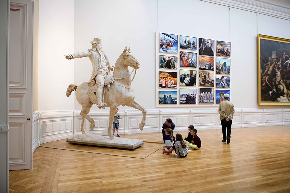 アメリカ独立戦争時の騎馬像と毛沢東の肖像画を並置する発想が秀逸。