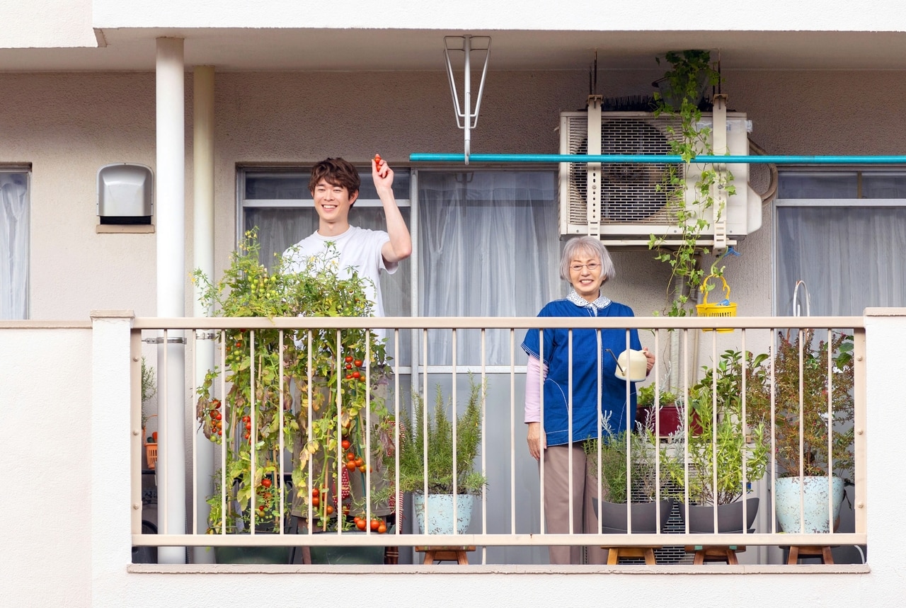 宮沢氷魚が演じる、隣人の司(左)と加賀まりこが演じる、大家の鈴(右)(C)NHK