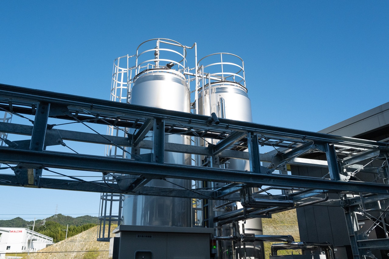 京都市伏見区の増田德兵衛商店からトラックで輸送した水を貯蔵するタンク。