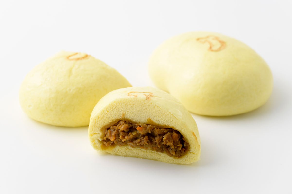 熱っついよ！東京ばな奈カレーまんチルドお土産タイプ 860円（2個入り）。