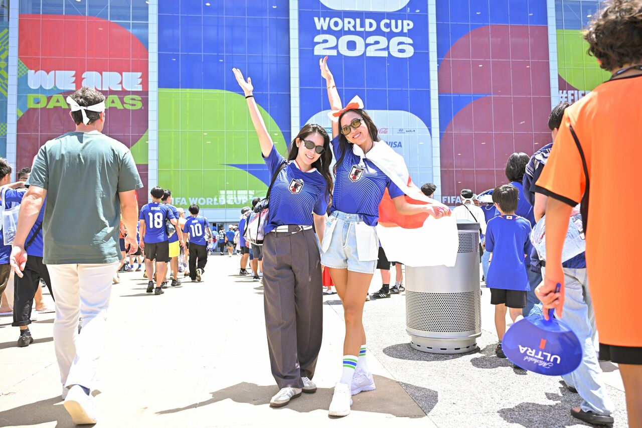 ユニフォームをおしゃれに着こなす日本人サポーター　©JMPA