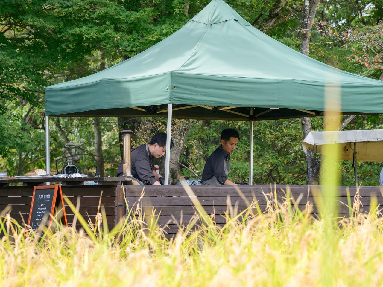 テーブルのすぐ近くに「屋台」を設営。レストランのスタッフが調理してくれる。